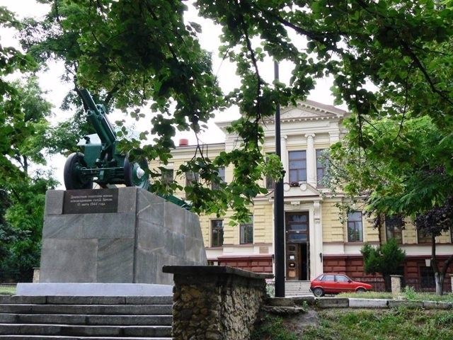 122-мм гаубица Б-30. Пушка-монумент была установлена в память об освободителях города от немецко-фашистских захватчиков. Источник: travels.in.ua