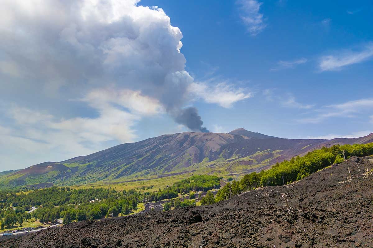    Говорят, что, когда над Этной белый дым, беспокоиться нечего. Если он синий — жди извержения. Источник: ValerioMei / Shutterstock / FOTODOM