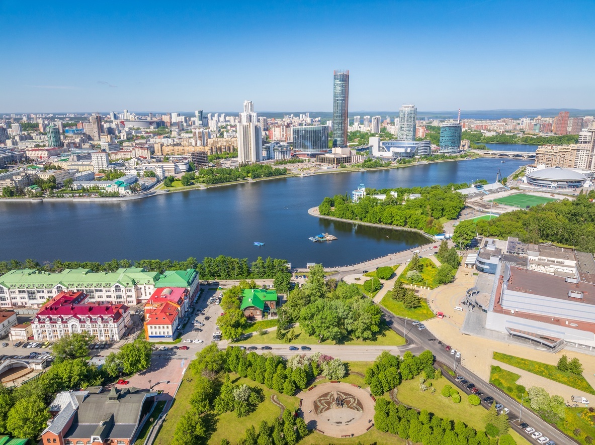    В Екатеринбурге сохранены крупные лесопарки в городской черте, развиваются экологические коридоры и внедрена концепция "15-минутного города". / Фото: iStock