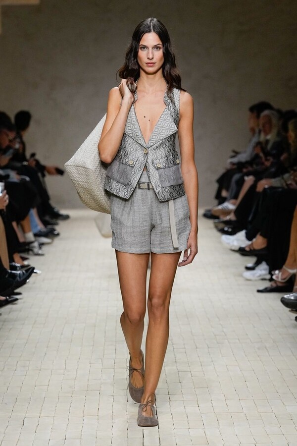 Показ коллекции Emporio Armani весна-лето 2026 на Неделе моды в Милане SS26 (25 сентября 2025 г.).