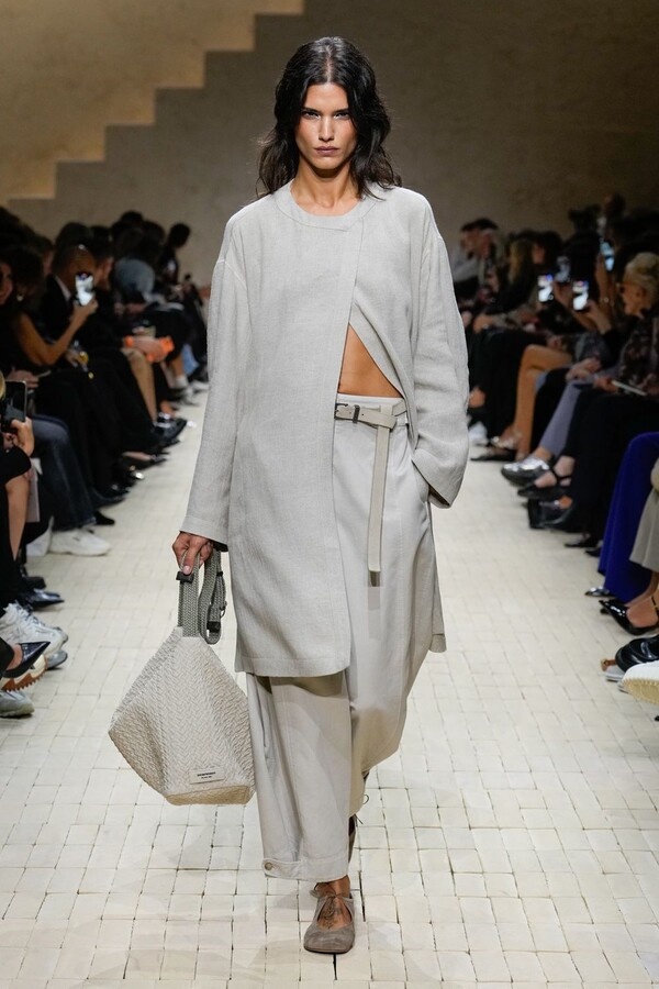 Показ коллекции Emporio Armani весна-лето 2026 на Неделе моды в Милане SS26 (25 сентября 2025 г.).