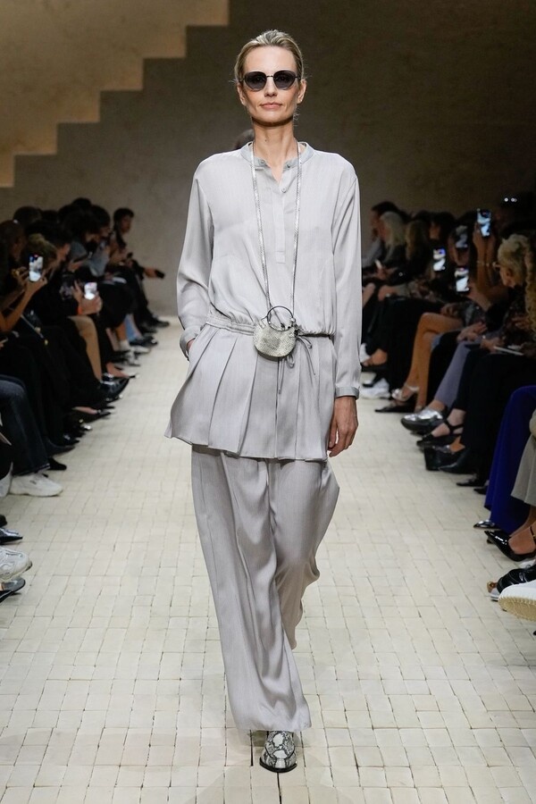 Показ коллекции Emporio Armani весна-лето 2026 на Неделе моды в Милане SS26 (25 сентября 2025 г.).