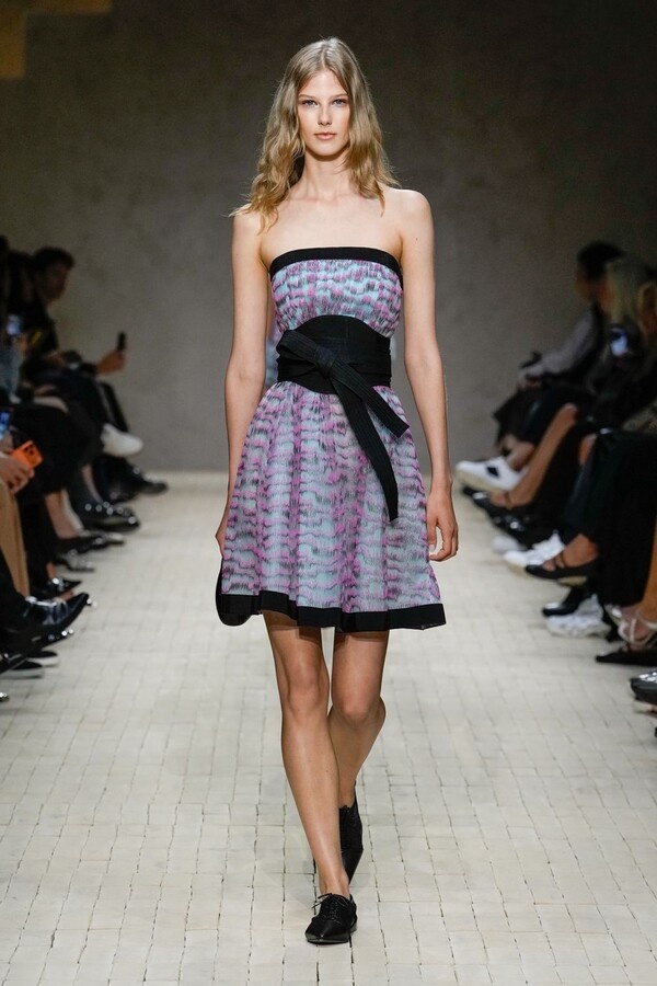 Показ коллекции Emporio Armani весна-лето 2026 на Неделе моды в Милане SS26 (25 сентября 2025 г.).