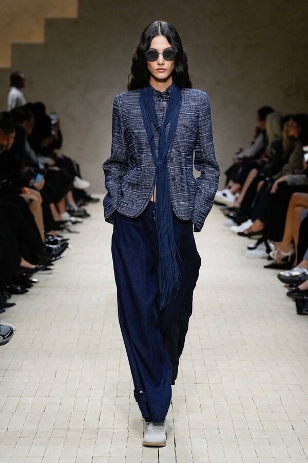 Показ коллекции Emporio Armani весна-лето 2026 на Неделе моды в Милане SS26 (25 сентября 2025 г.).