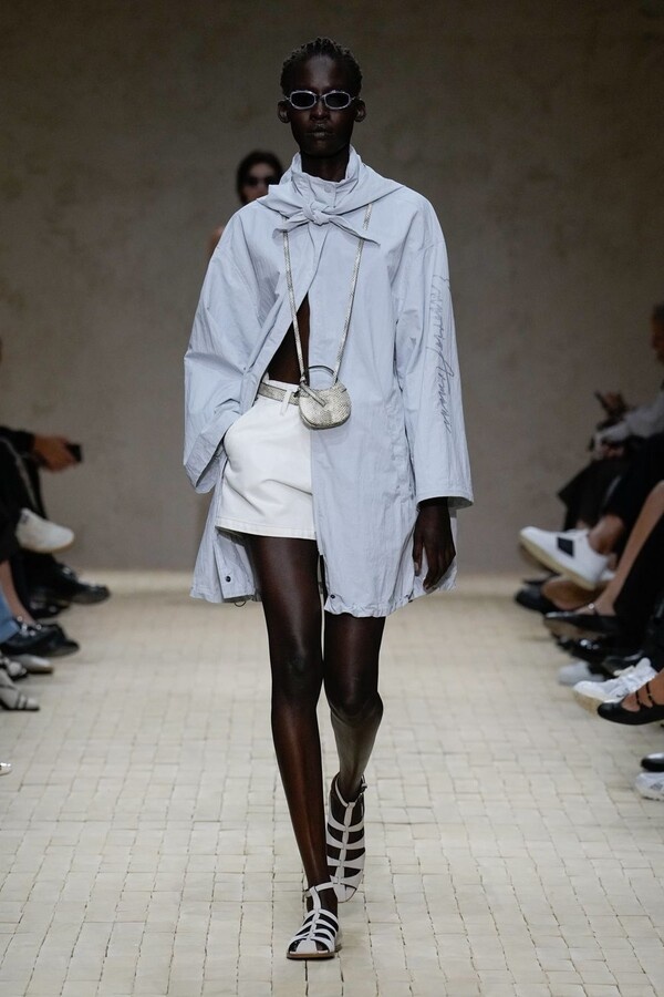 Показ коллекции Emporio Armani весна-лето 2026 на Неделе моды в Милане SS26 (25 сентября 2025 г.).