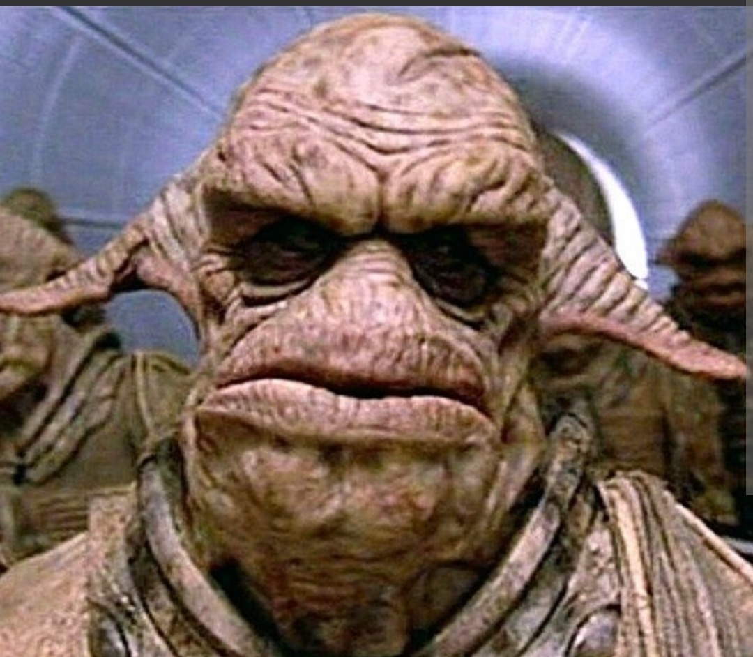 Вот так примерно будет, если спать на боку))). Вспомнился мне на эту тему монголор из фильма "5 элемент". Из интернета.