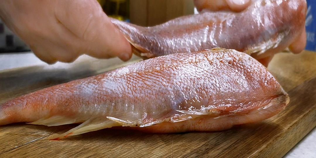 До чего же вкусно и просто. Такую рыбу хочется готовить и есть снова и снова, изумительный рецепт
