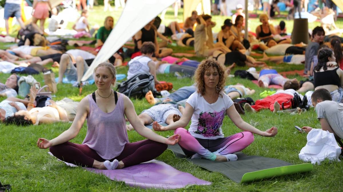    Москвички Алена Иконникова и Вера Платонова на открытом занятии по йоге / Фото: Анатолий Цымбалюк / Вечерняя Москва