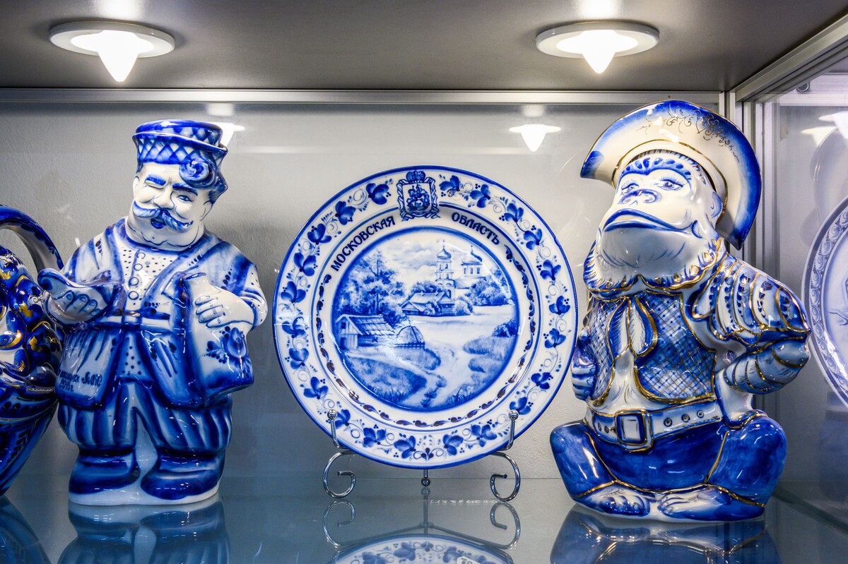 Гжельский завод художественной росписи.
Фото взято из Медистока.рф
