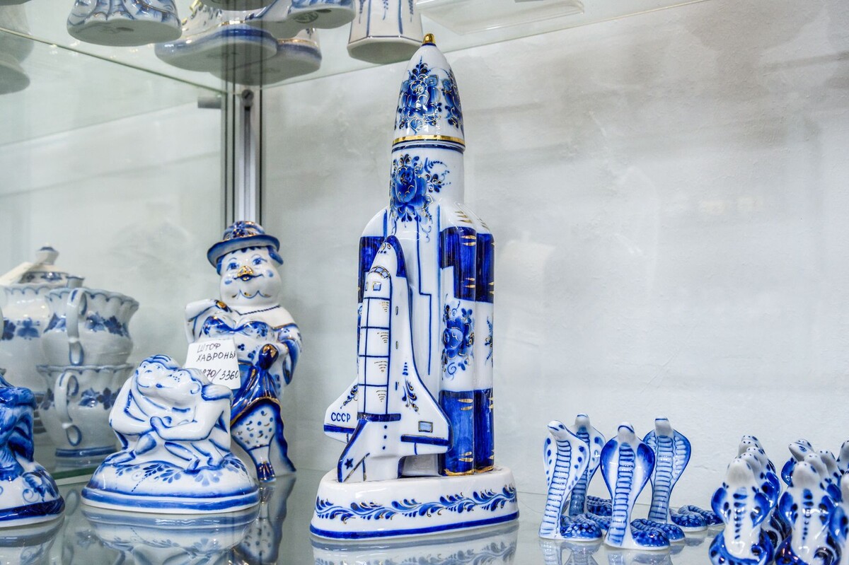 Гжельский завод художественной росписи.
Фото взято из Медистока.рф