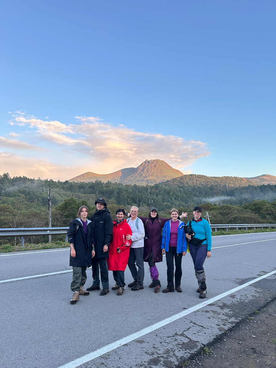 Вершина вулкана позади группы