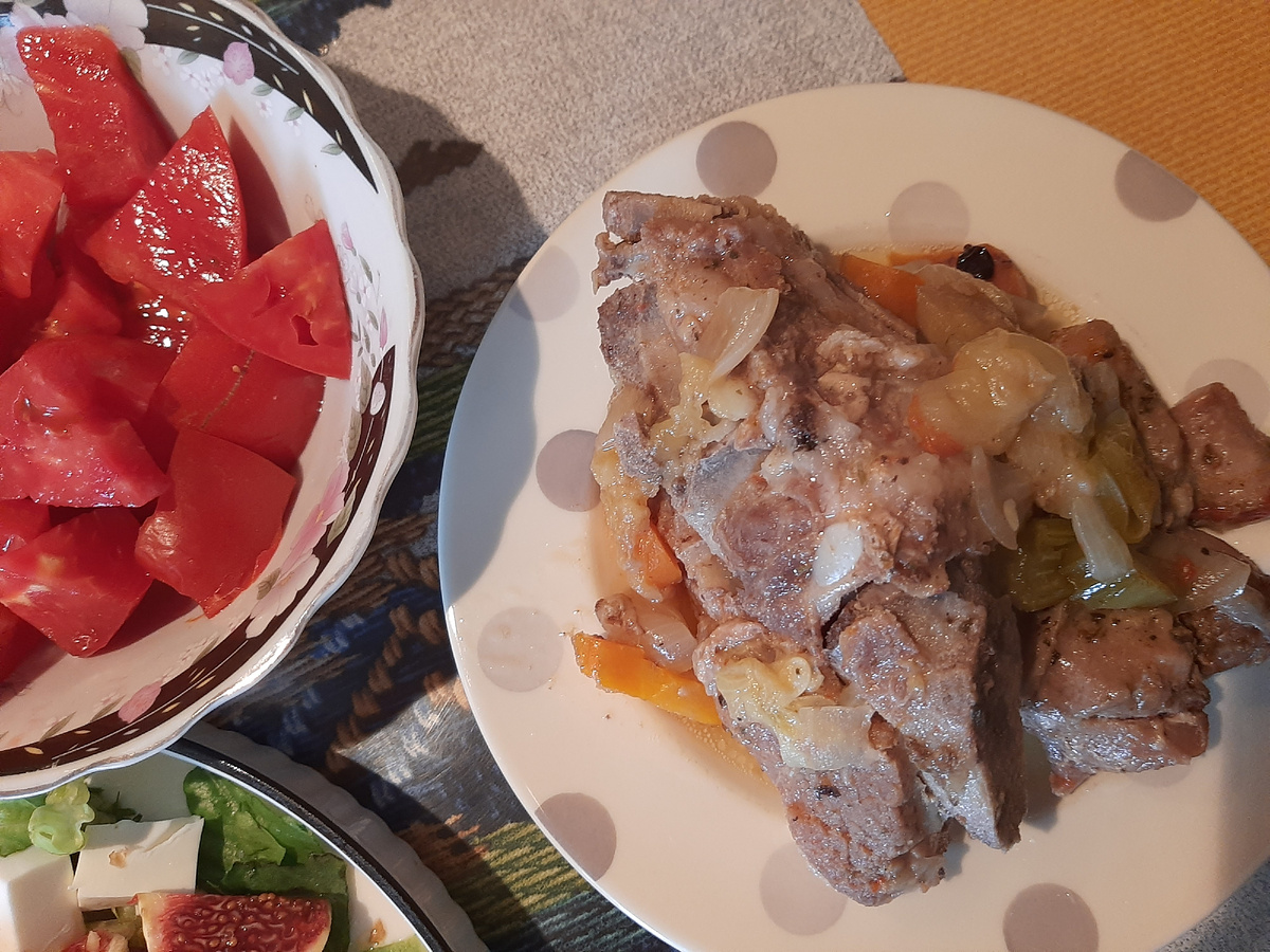Это папин вариант, у меня кусочек индейки и салат. Какой? Сейчас расскажу.