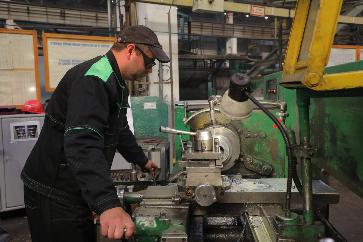 Токарь механического цеха УПЗЧ Андрей Алифанов в 19 раз участвует в конкурсе профмастерства. Фото Валерия Воронова / "Медиацентр"