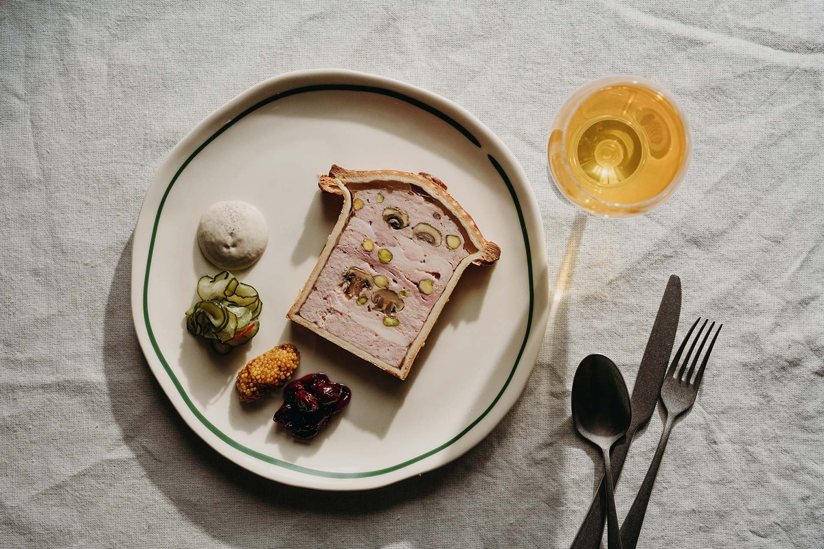    Пате ан крут с маринованными огурцами и вишнёвым компоте