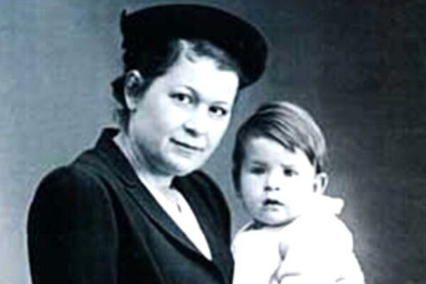    Людмила Максакова с матерью в детстве / Wikimedia Commons