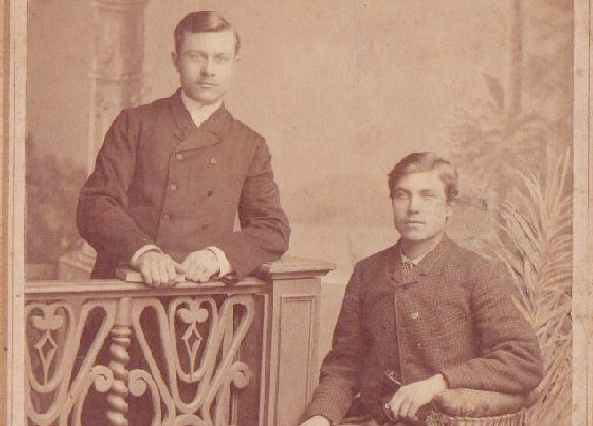 Василий (справа) вместе со старшим братом Павлом.  1889 год.