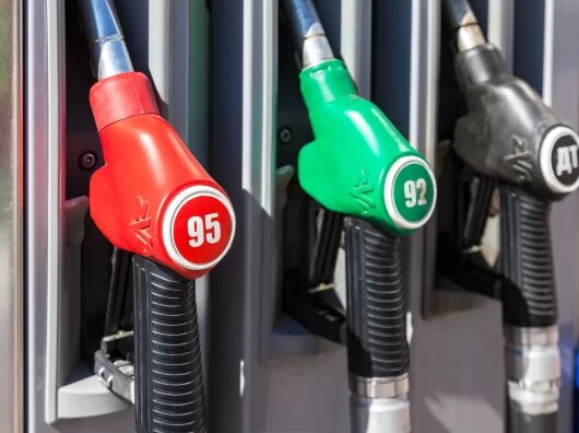    Бензозаправка с разными видами бензина //Фото bigenc.ru