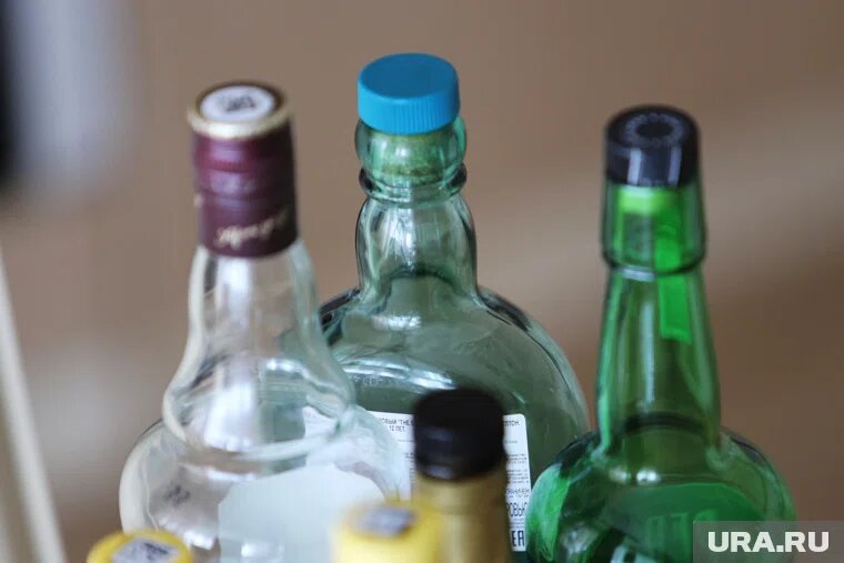 Легальный алкоголь продается только в тех точках, которые имеют лицензию на торговлю такими напитками. Фото: Екатерина Сычкова © URA.RU