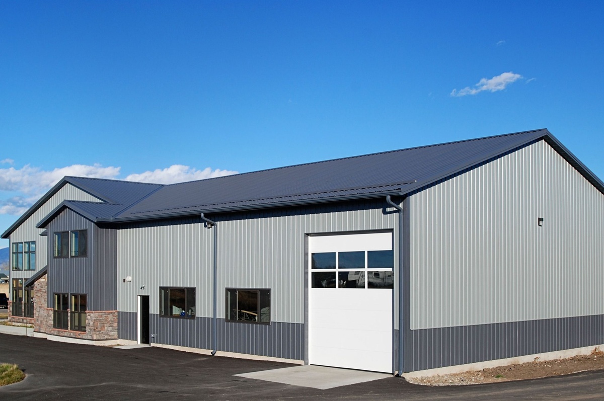 Двухскатная кровля: особенности монтажа и преимущества