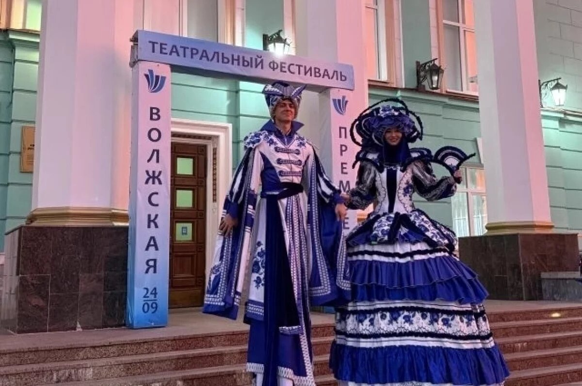    Фестиваль начинается на входе в театр.