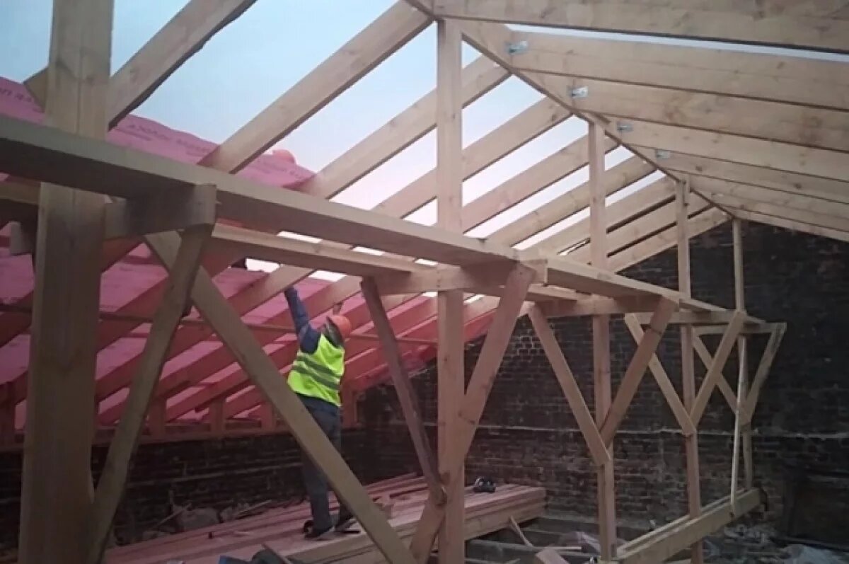    В Ленинском районе Ростова восстанавливают дом после атаки БПЛА