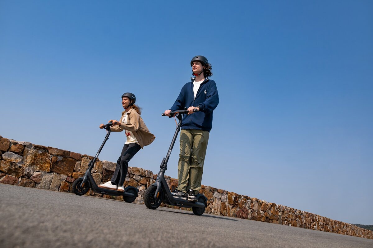 Конструкция велосипеда предусматривает складной механизм, который обеспечивает удобство хранения и транспортировки. Система безопасности включает в себя переднюю фару мощностью 4 ватта, стоп-сигналы, поворотники и RGB-подсветку, которая делает велосипед более заметным в темное время суток.