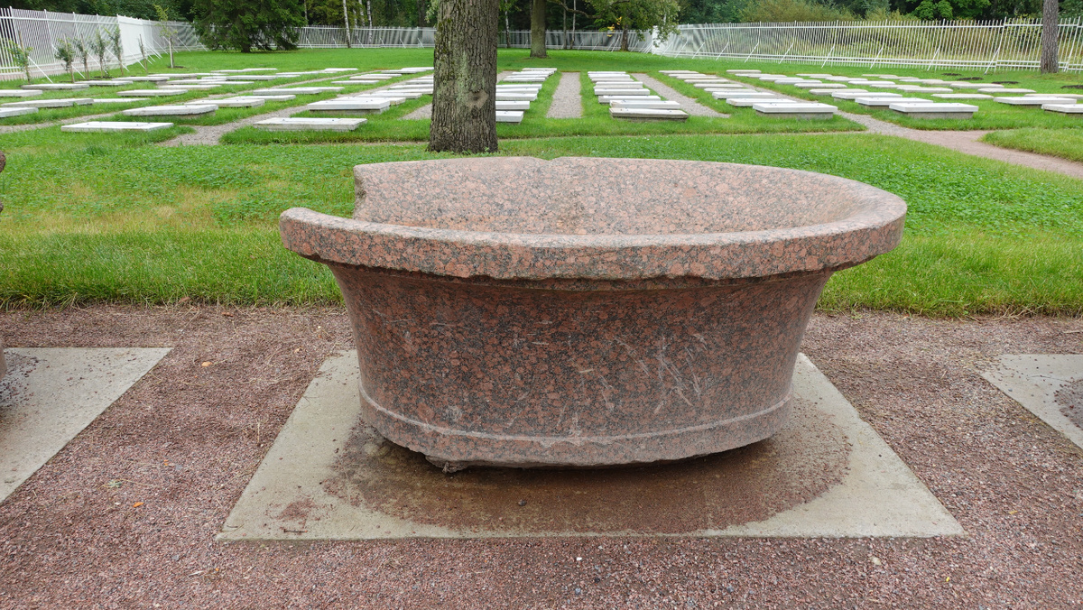 Поилки для лошадей. Пенсионерная конюшня и кладбище императорских лошадей в Царском Селе