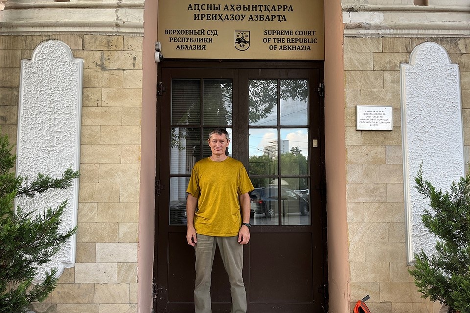    Вячеслав Инюткин у здания суда Абхазии, который приговорил отобрать у русских стариков дом и выселить их. Владимир ВОРСОБИН