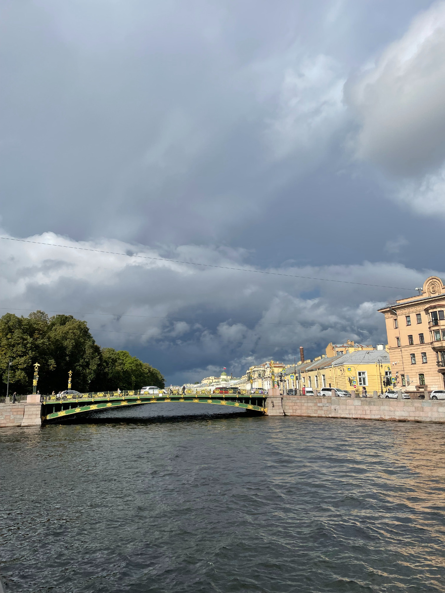 Набережная Фонтанки в сторону Невы. Слева - Летний сад.