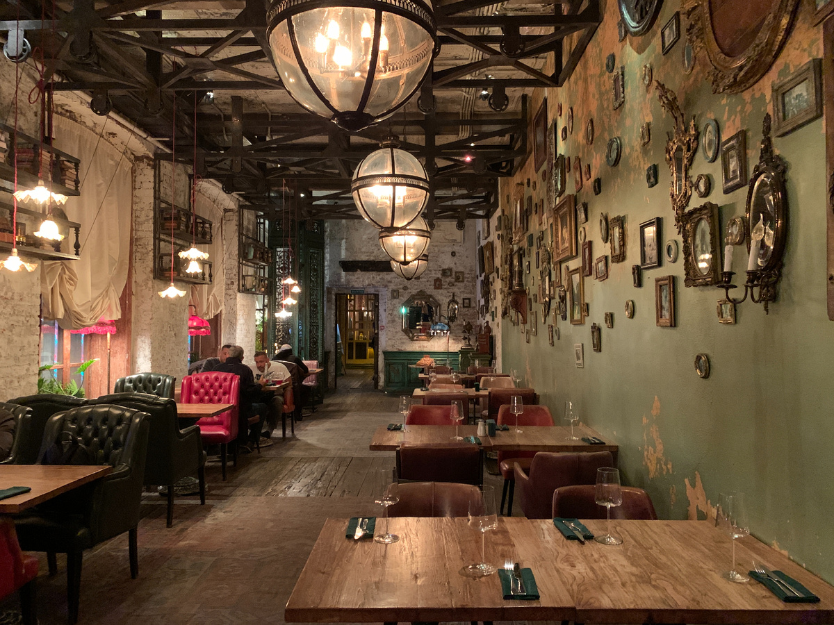 Первый этаж ресторана "Казбек"