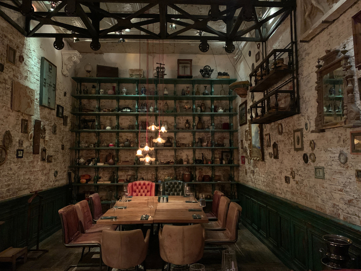 Первый этаж ресторана "Казбек"