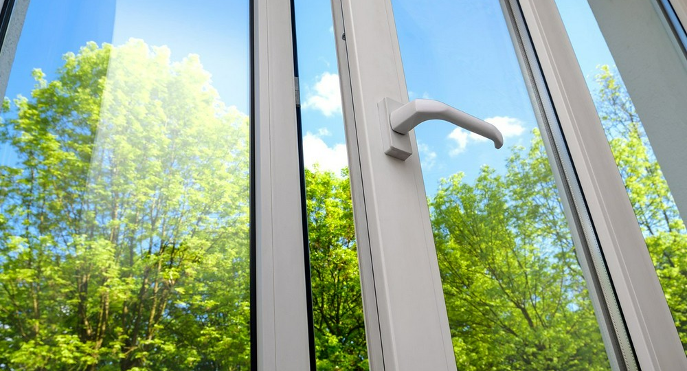 Чистые окна без разводов: секреты идеального блеска и простого средства от профессионалов