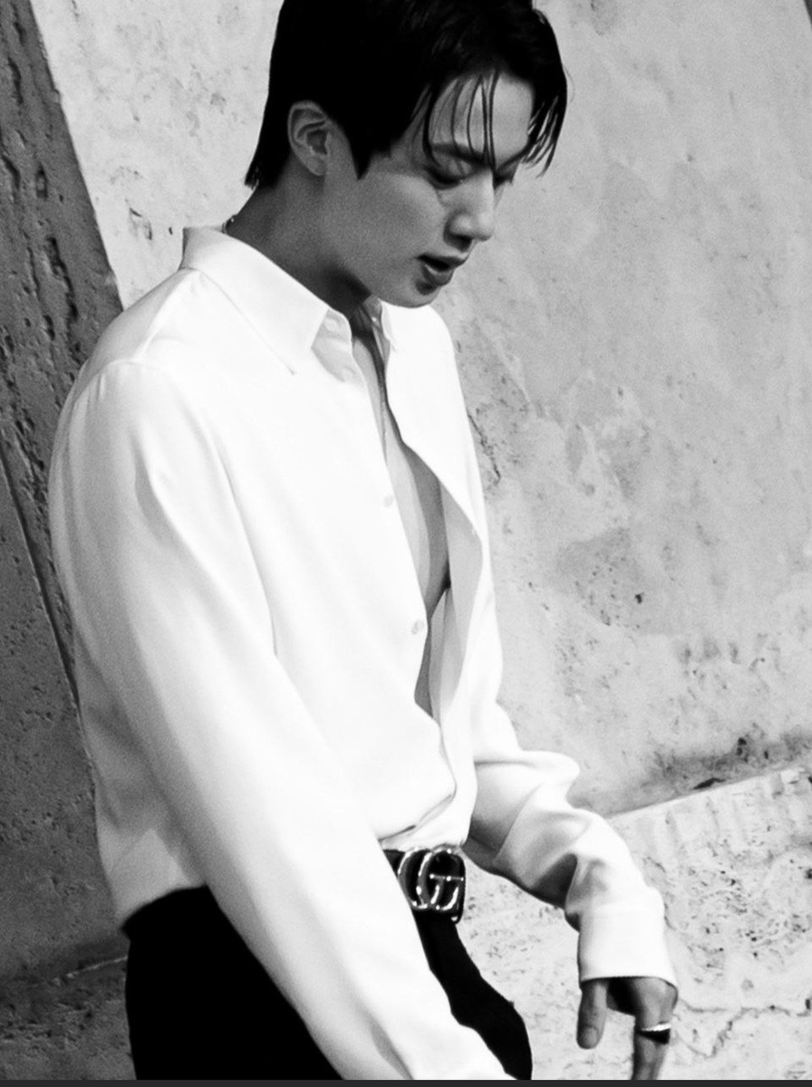 Ким Согджин из BTS и ягодка, оставившая неизгладимый след в памяти поклонников.