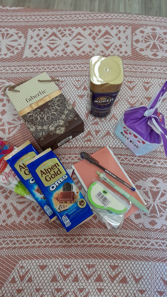 Вкусняшечки и милые подарочки...Приятности от коллег...