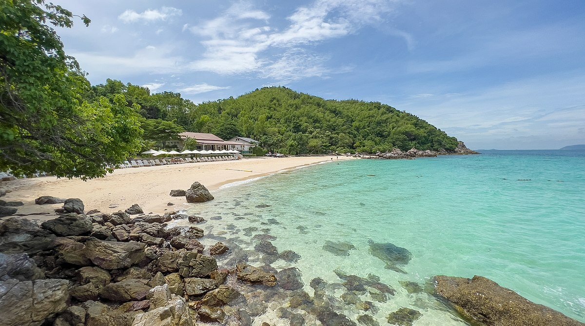 Протяжённость Ко Лан всего 4 км, но, несмотря на миниатюрные размеры, курортная зона благоустроенная. Добраться до Кораллового острова можно на скоростном или круизном катере, пароме. Фото: Stefan Fussan / Wikimedia