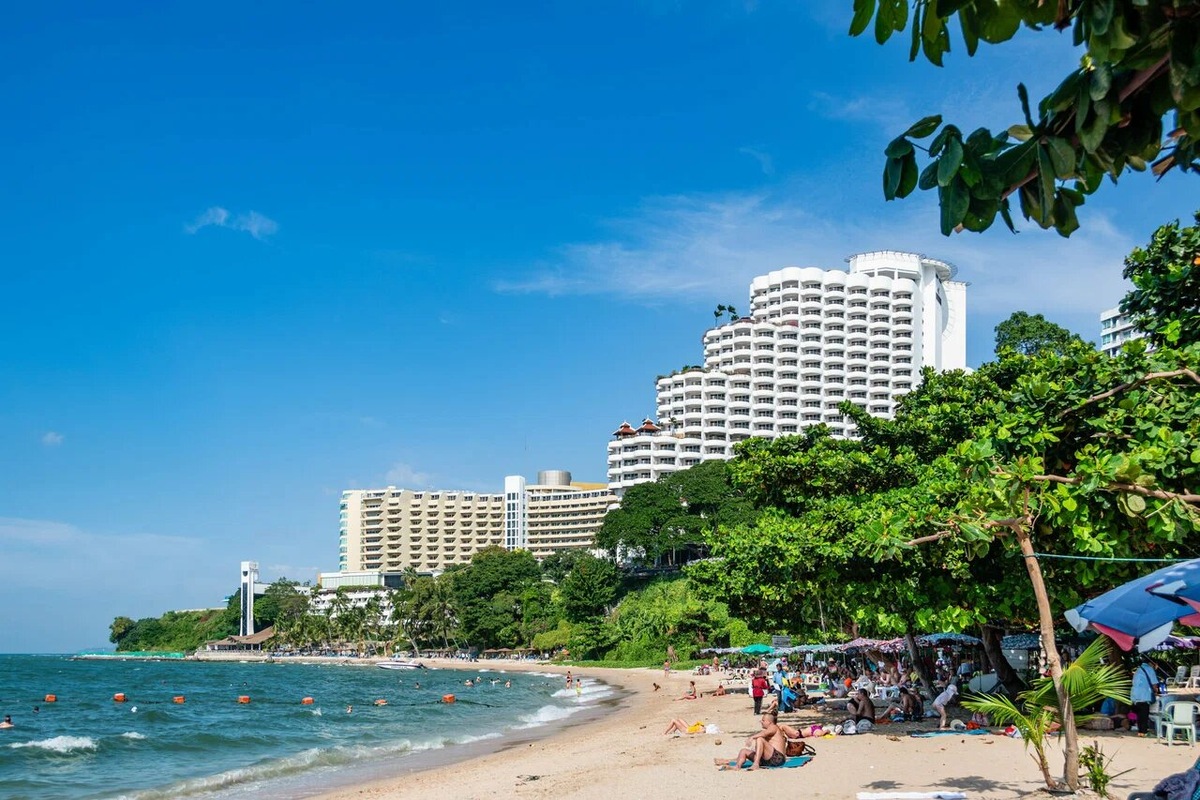 Одним из лучших пляжей Паттайи считается Кози-Бич в районе Пратамнак. Он защищён от ветра скалами, шумных заведений тут мало, спуститься к берегу можно по лестнице. Фото: Сергей Бобров / Яндекс Карты