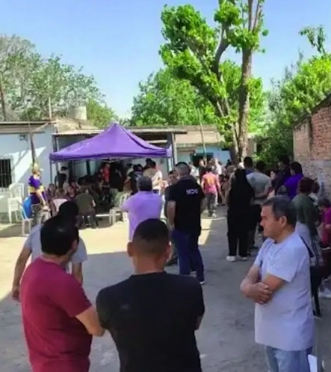 Ошеломленные скорбящие на похоронах (Фото: Jam Press)