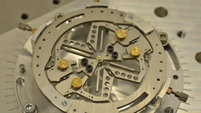 Монолитный шарнир на основе чисто кругового изгиба с повышенной радиальной жёсткостью. 