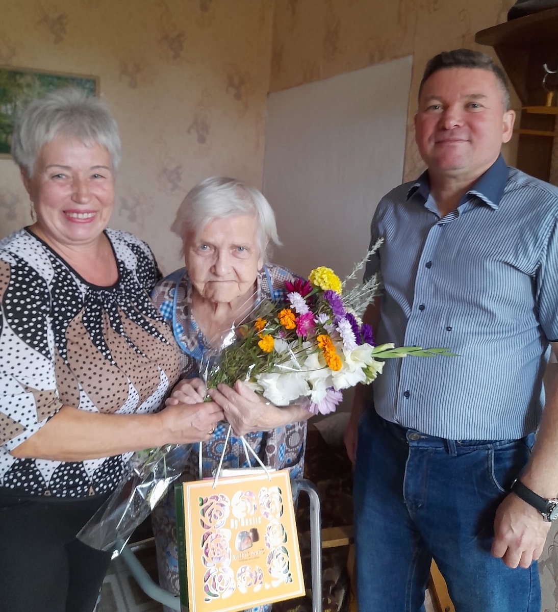 Глава Кривецкого поселения Сергей Карпов поздравляет с 90-летним юбилеем Евгению Васильевну Игракову. 