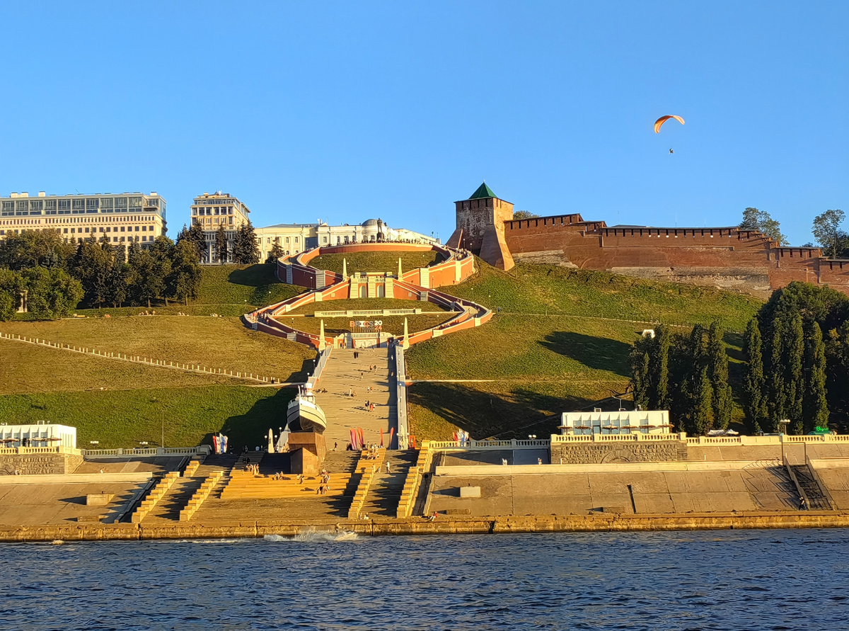 Нижний Новгород. Стадион находится как раз напротив Чкаловской лестницы, на стрелке. Фото моё, сделано с теплохода. 