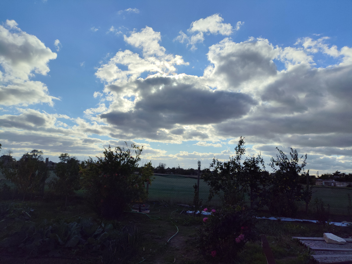 Вот так весь день... То солнышко, то тучки..