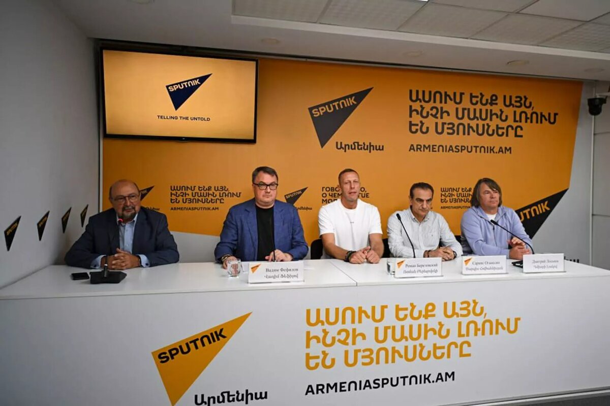 Пресс-конференция, посвященная футбольному турниру на приз Романа Березовского (26 сентября 2025). Еревaн
© Sputnik