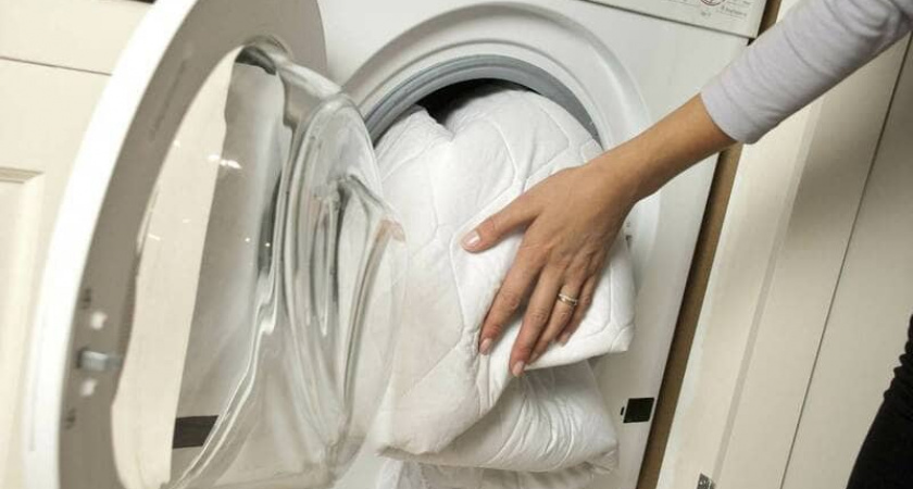    Стакан при стирке — и вещи кипельно-белые: прачка раскрыла, что заливает в стиралку вместе с порошком — стоит копейки