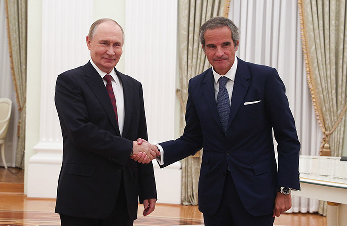    Владимир Путин и Рафаэль Гросси.Софья Сандурская/ТАСС