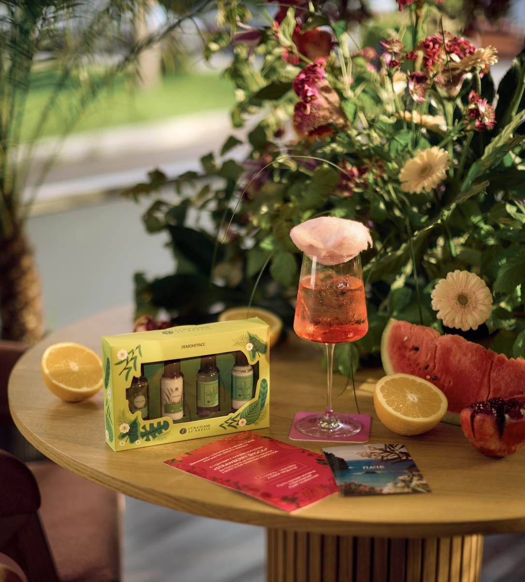 «Дымзавод Хамовники» совместно с ПÁЧЕ и L’Occitane au Brésil презентовали special-позицию: при заказе коктейля Strawberry Shock — гости весь сентябрь получали лимитированный набор Lemongrass (шампунь, кондиционер, гель, молочко для тела) и сертификат в магазин купальников и нижнего белья ПÁЧЕ на 3.000₽. Более 100 человек забрали с собой частицу коллаборации