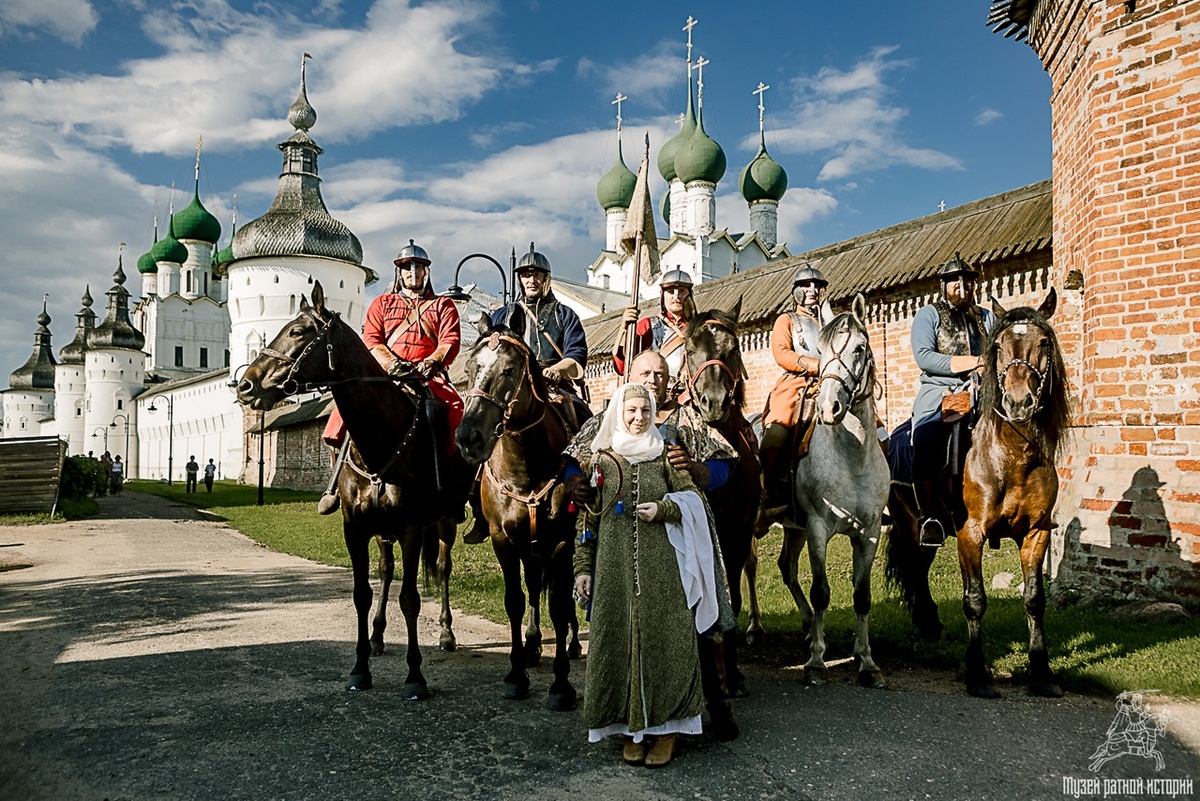 Клуб "Московские рейтары" на фестивале "Ростовская фортеция" (но давайте представим, что это князь Черкасский в Ростове Великом).