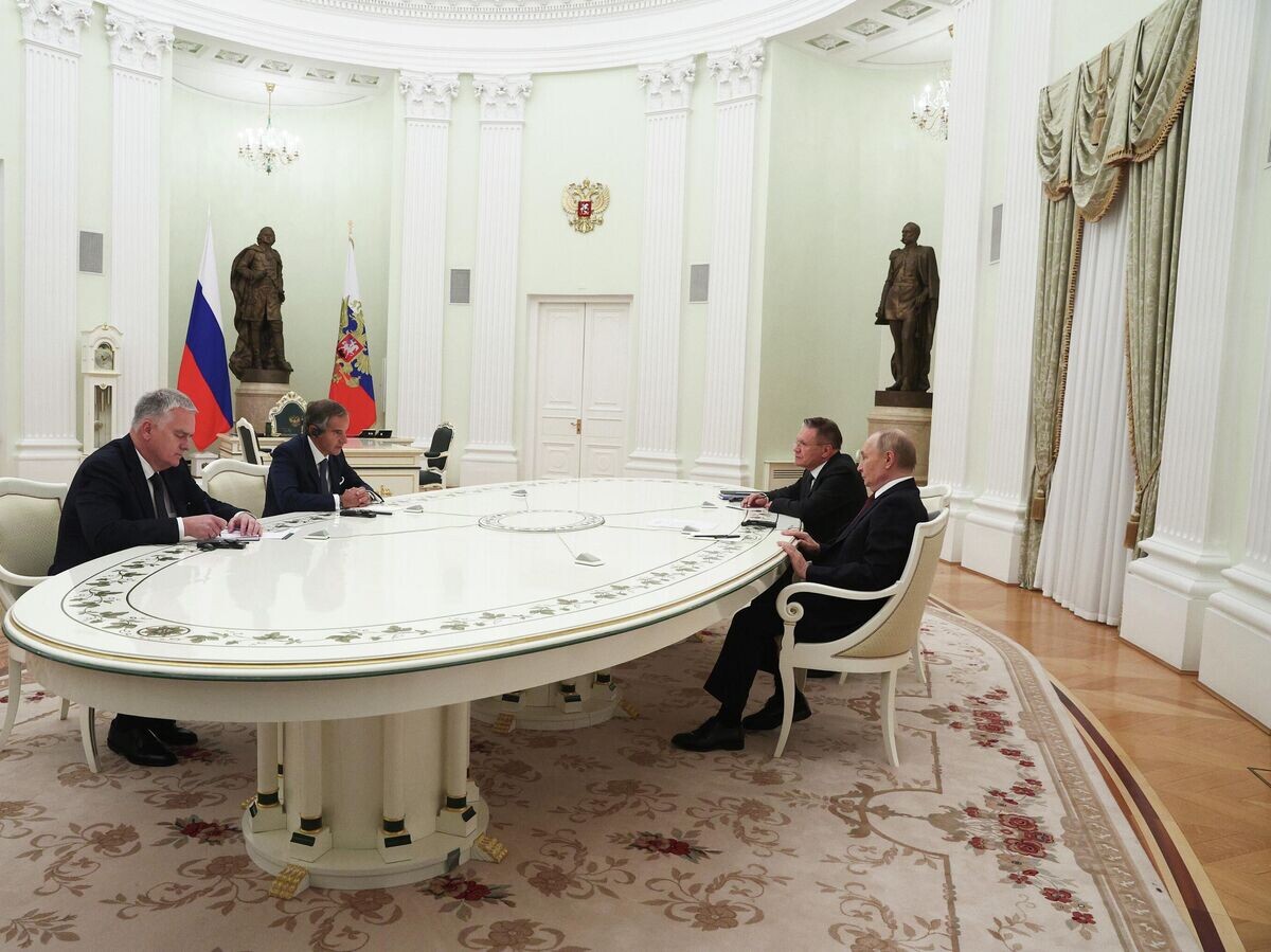    Президент РФ Владимир Путин и генеральный директор Международного агентства по атомной энергии Рафаэль Гросси во время встречи© РИА Новости / POOL