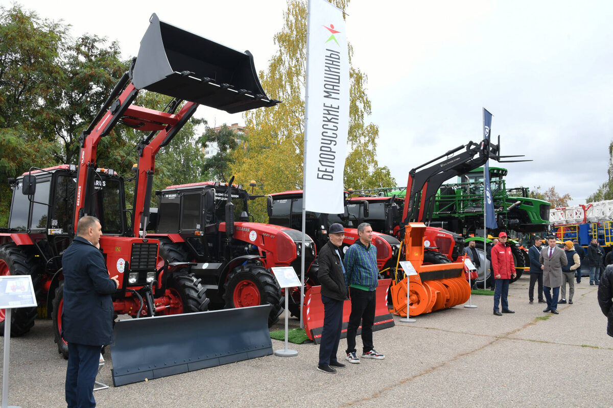 Перед входом в здание расположилась большая выставка, посвященная достижениям машиностроительной отрасли ТатарстанаФото: rais.tatarstan.ru