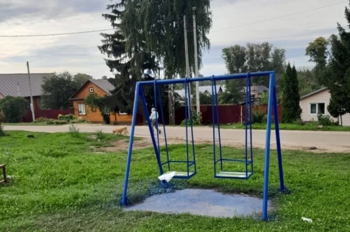    В Суздале прокуратура заставила власти починить детскую площадку