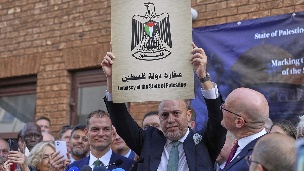   Frank Augstein / AP- Хусам С. Зомлот, посол Палестинской миссии в Великобритании, во время церемонии поднятия палестинского флага в Лондоне.